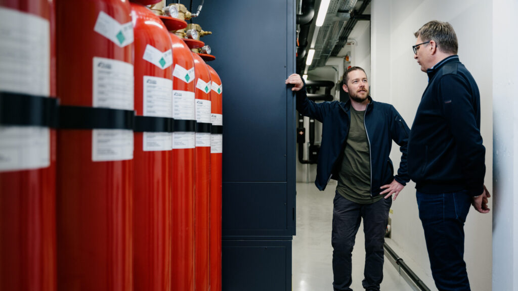 IT Techniker unterhalten sich in Datenzentrum