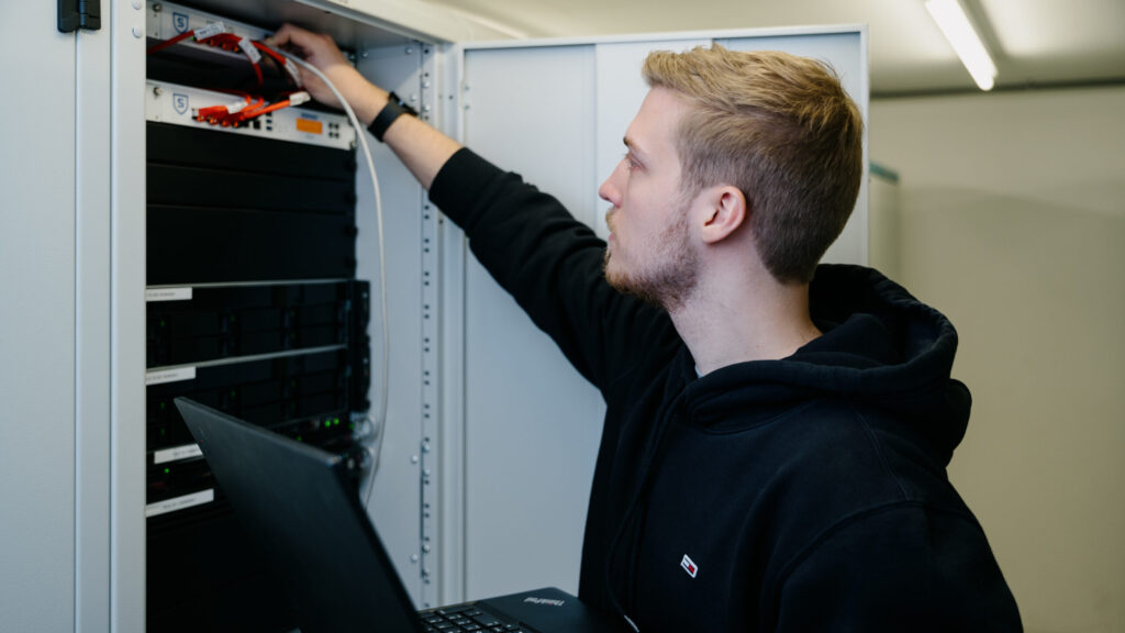 IT Techniker arbeitet am Server